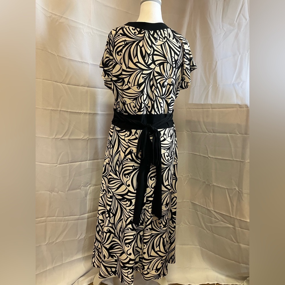 Chic Black and White Patterned Dress - Picture 7 of 7
